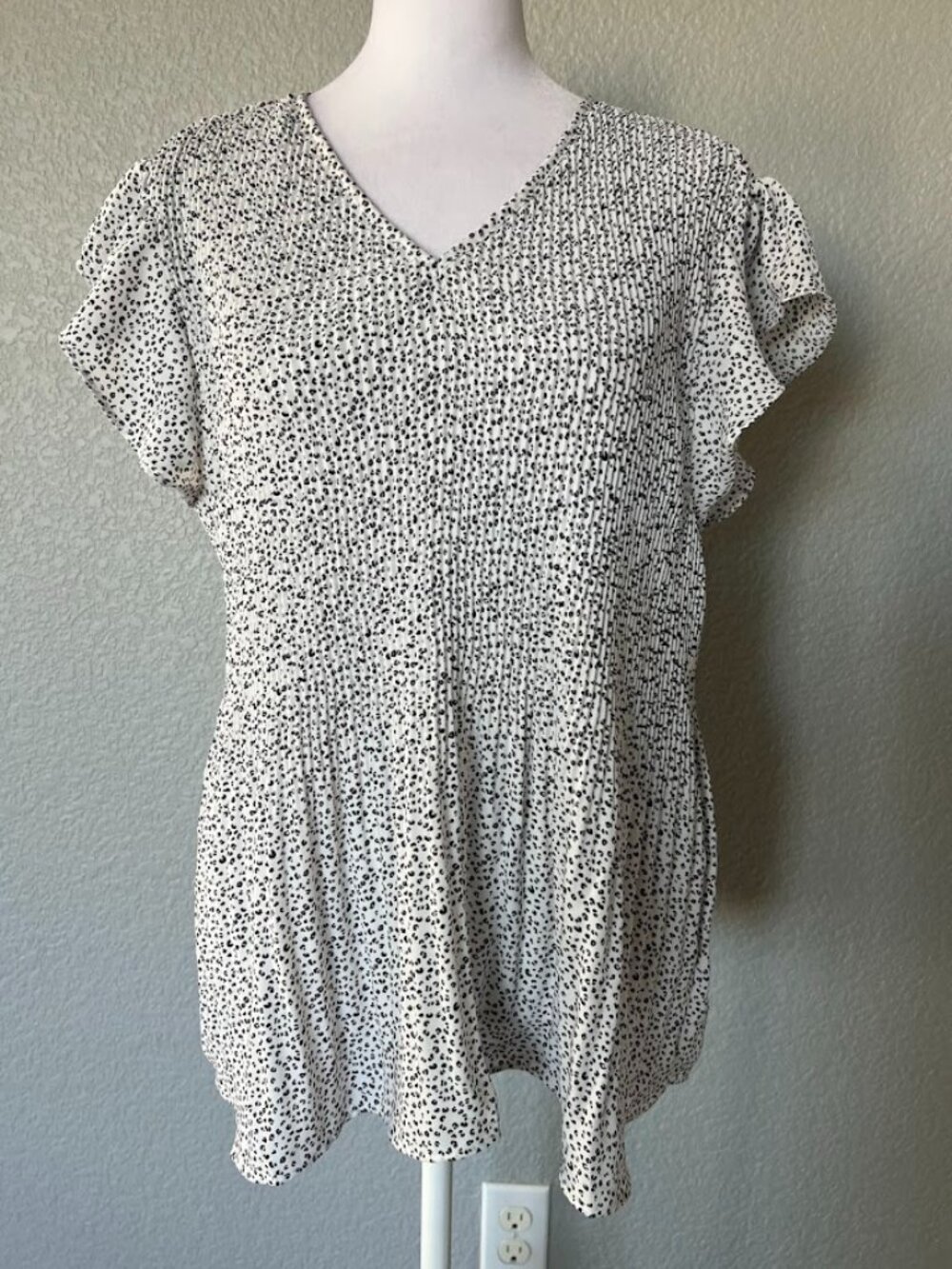 NEW Adrianna Papell Black White V-Neck Flutter Sleeve Pleated Top Medium NWT